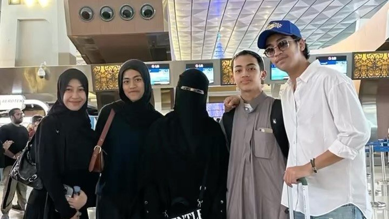 9 Foto Kompak Keluarga Ummi Pipik yang Melepas Kepergian Bilal Ataya ke Yaman untuk Menempuh Pendidikan