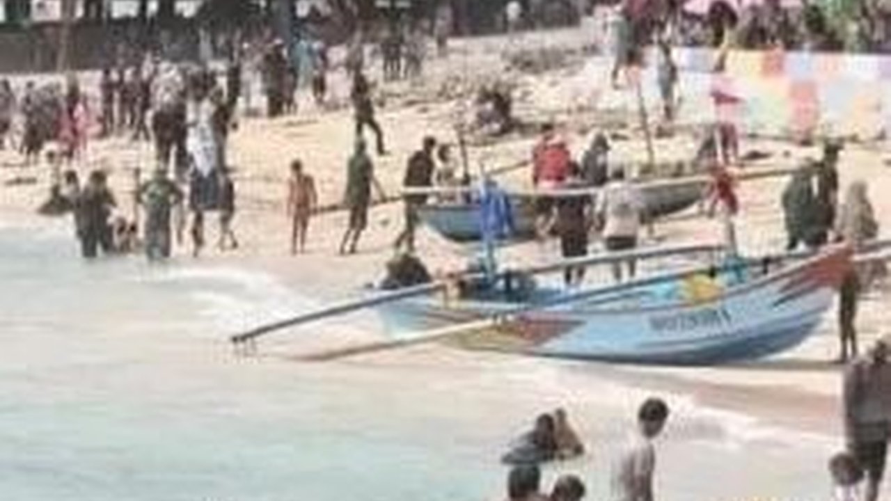 Berwisata ke Pantai Krui Lampung, Merasakan Sensani Deburan Ombak Kuat Cocok bagi Peselancar