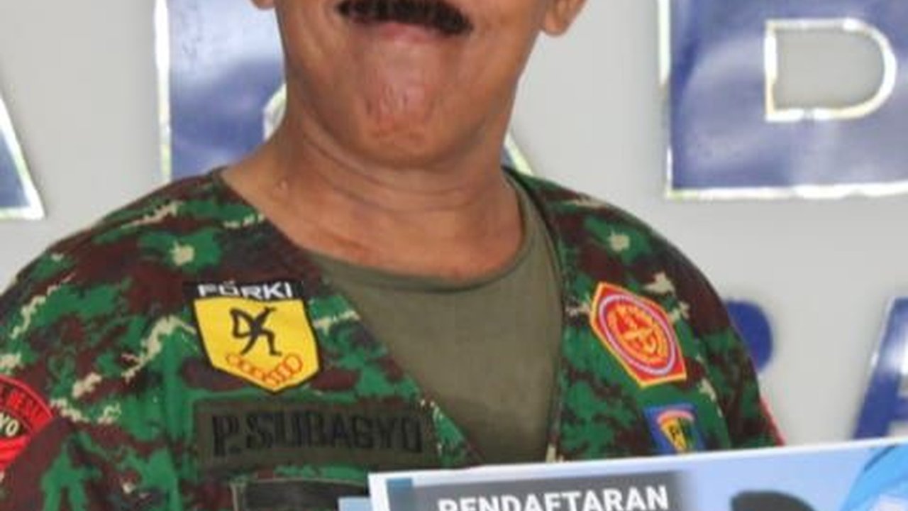 Kopral Bagyo Prajurit Terkuat Berpose Sangar Sambil Pakai Ikat Kepala Dengan Para Jenderal