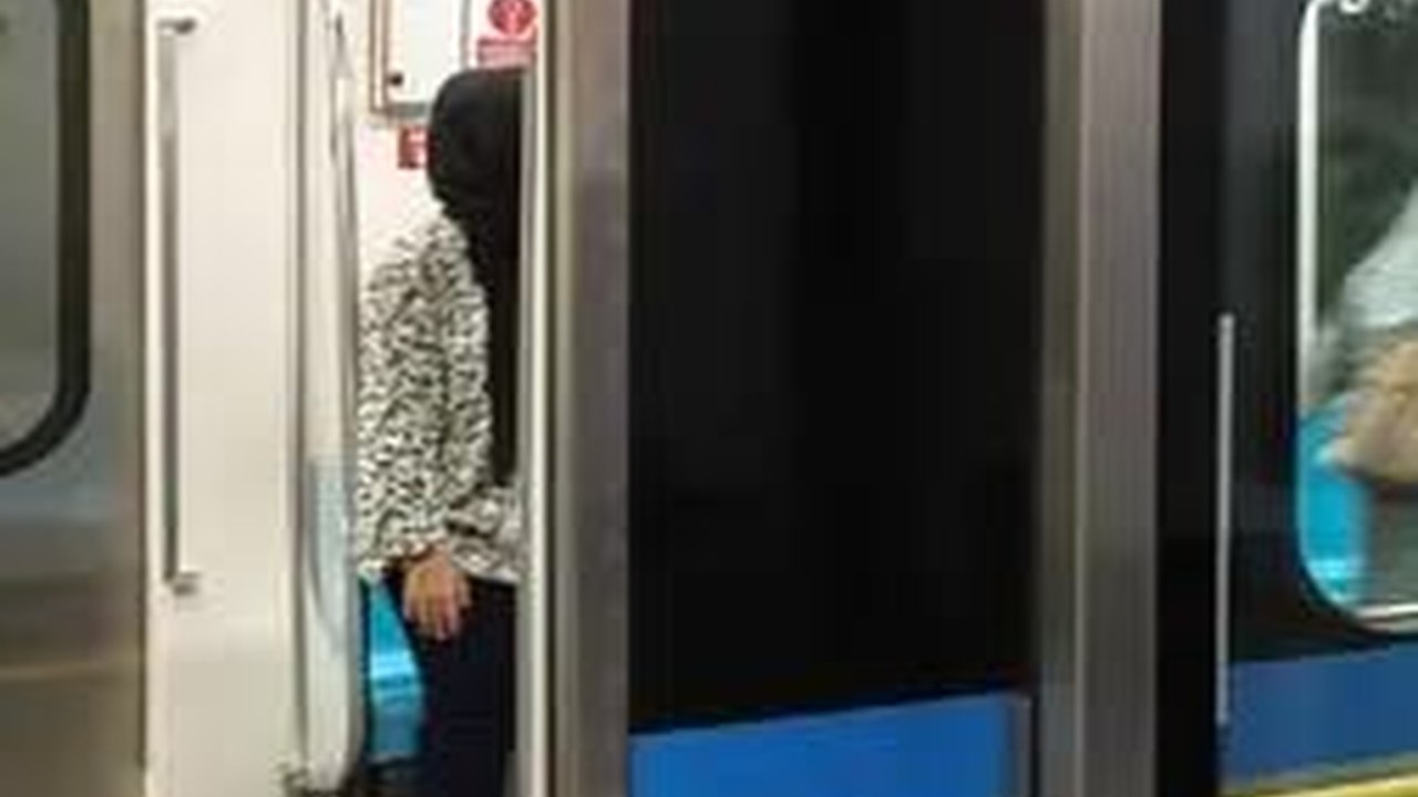 Viral Kisah Wanita Ambil Foto Random di MRT Tahun 2019, Akhirnya Plottwist