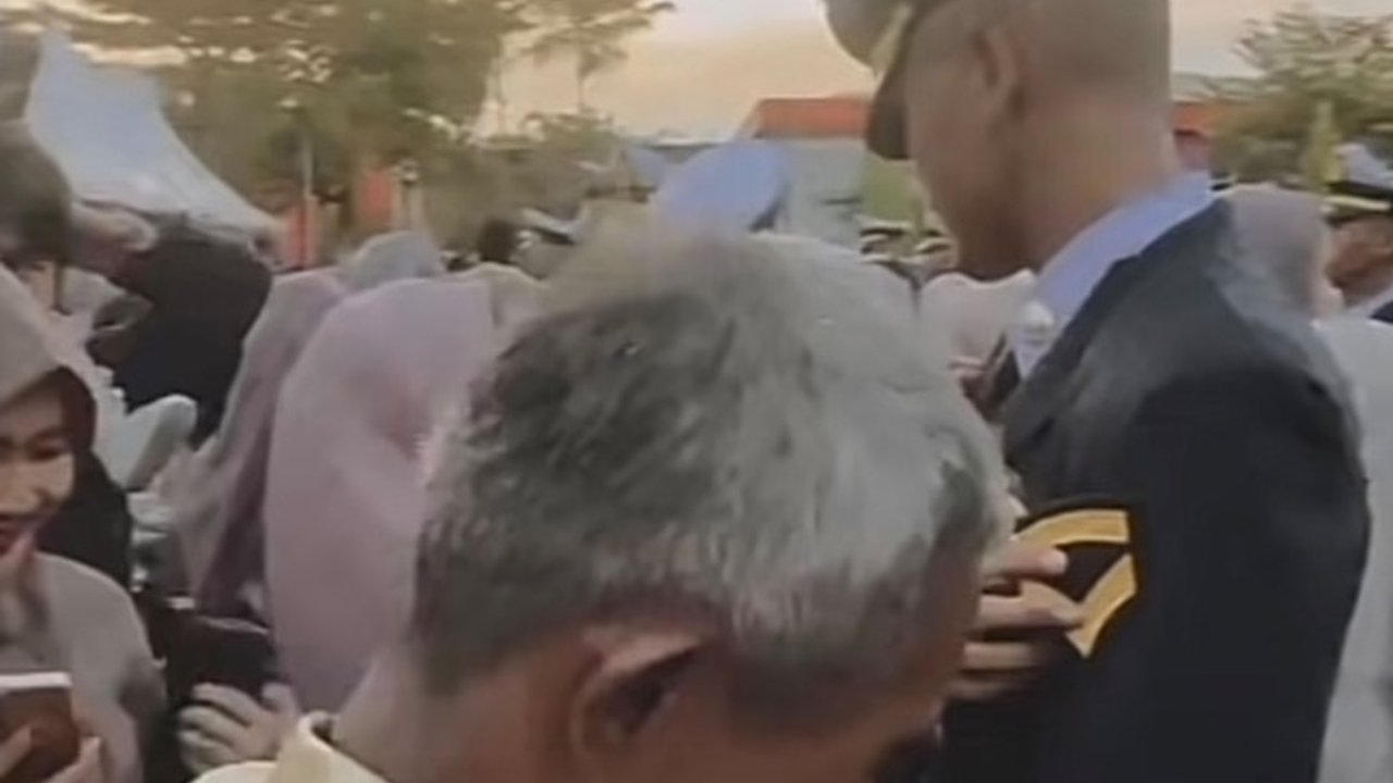Viral Momen Bahagia Ayah Lihat Anaknya Jadi Taruna Pelayaran, Bangga dan Terharu
