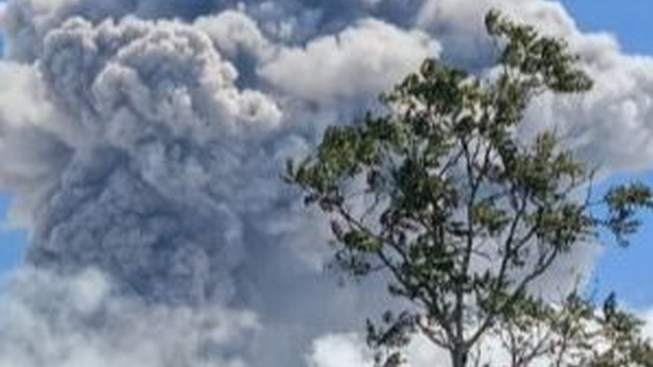 Gunung Marapi Sumatera Barat Kembali Erupsi Dengan Skala Besar saat Azan Salat Jumat