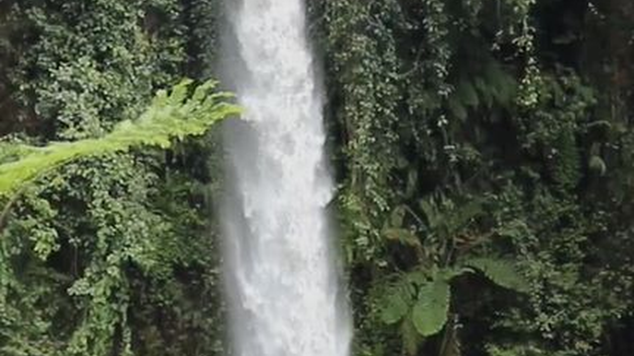 Berada di Tengah Lembah, Pesona Curug Bugbrug di Bandung Barat Ini Bikin Pengunjung Betah
