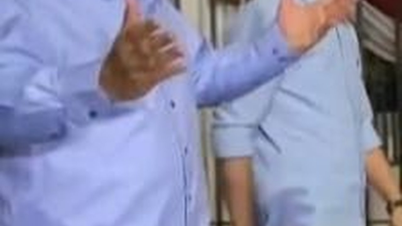 Joget 'Gemoy' Prabowo Antarkan Gibran Debat Cawapres