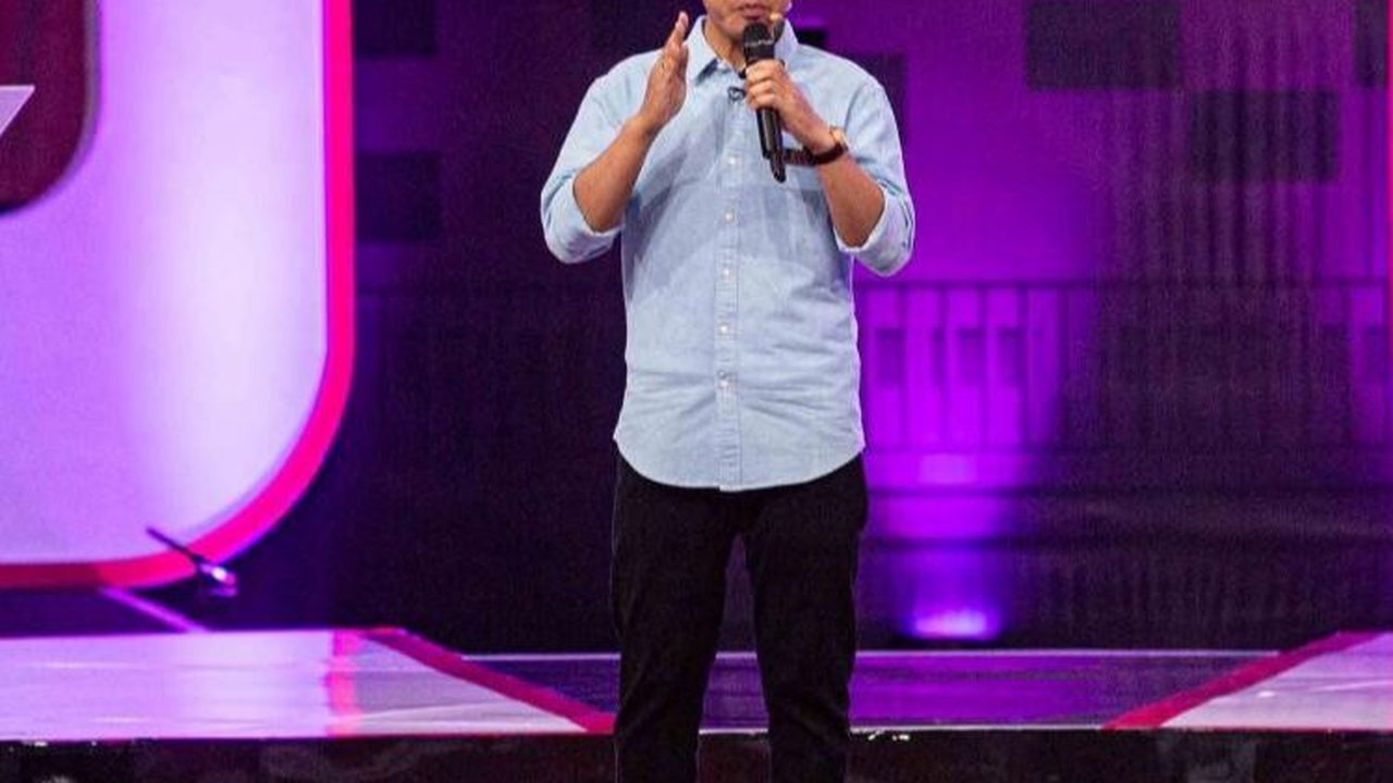 VIDEO: Gibran Membungkuk Salami Mahfud, Dibalas Senyum Sambil Dipegang Lengannya