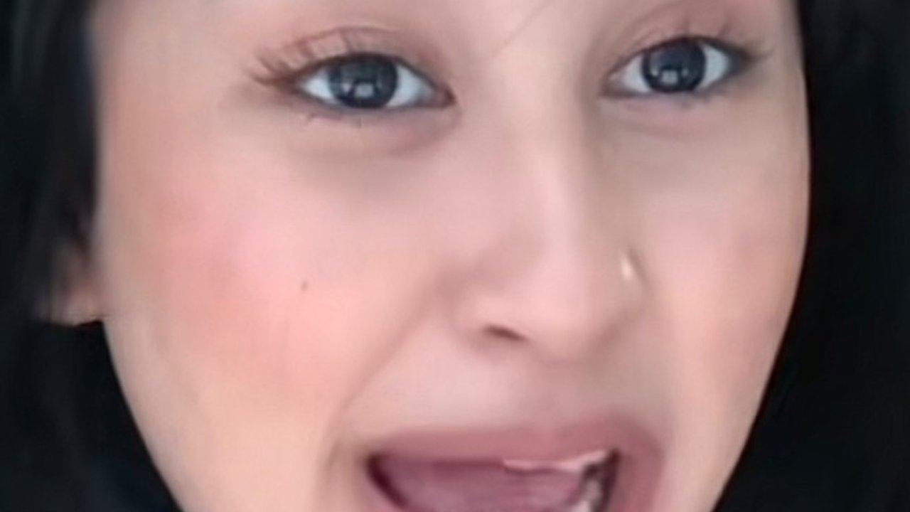 Wanita Ini Bikin Dokumentasi agar Ditonton Anaknya Kelak, Aksinya Viral Curi Perhatian