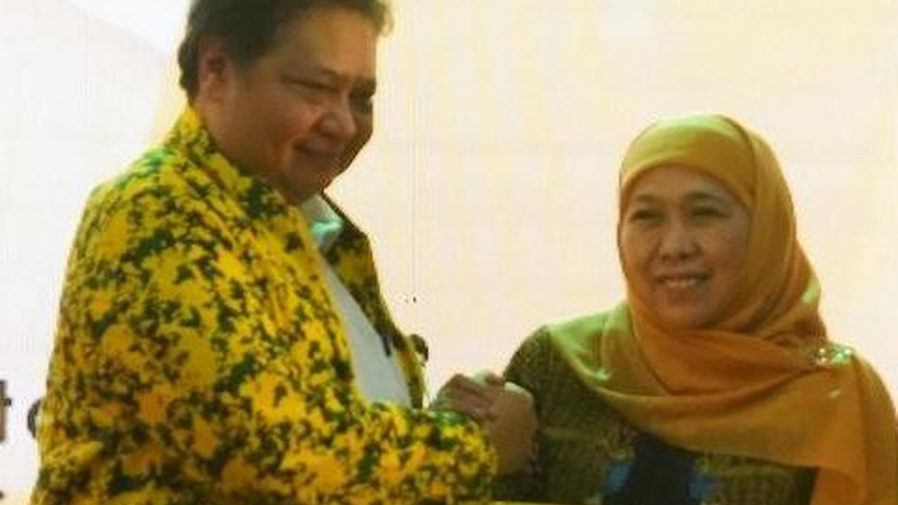 Airlangga Pakaikan Jaket Loreng Kuning Khofifah, Optimis Bisa Tambah Suara Golkar di Jatim
