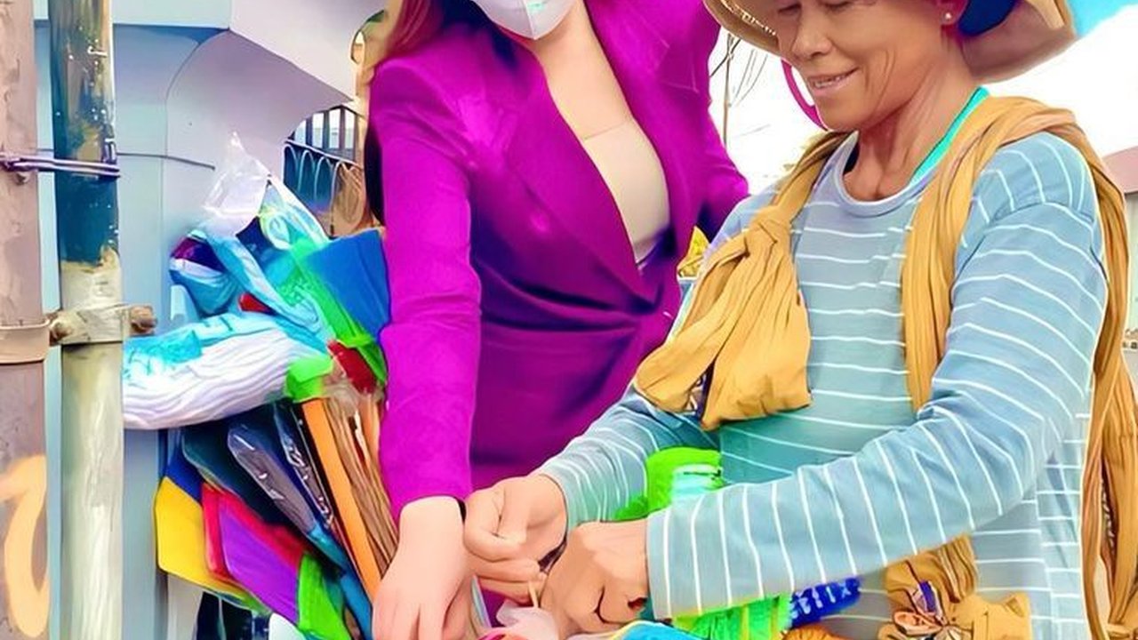 Momen Hari Ibu, Heni Tania Istri Kombes Borong Dagangan Emak-emak Lanjut Usia yang Sedang Berjualan 'Ya Allah Nenek Kancingnya Lepas'