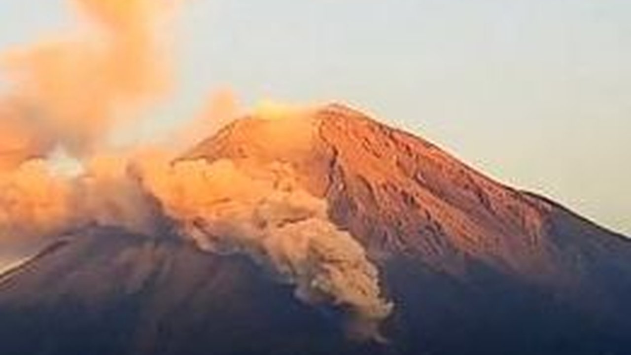 Gunung Semeru dan Marapi Erupsi Lagi, Masyarakat Diminta Waspada