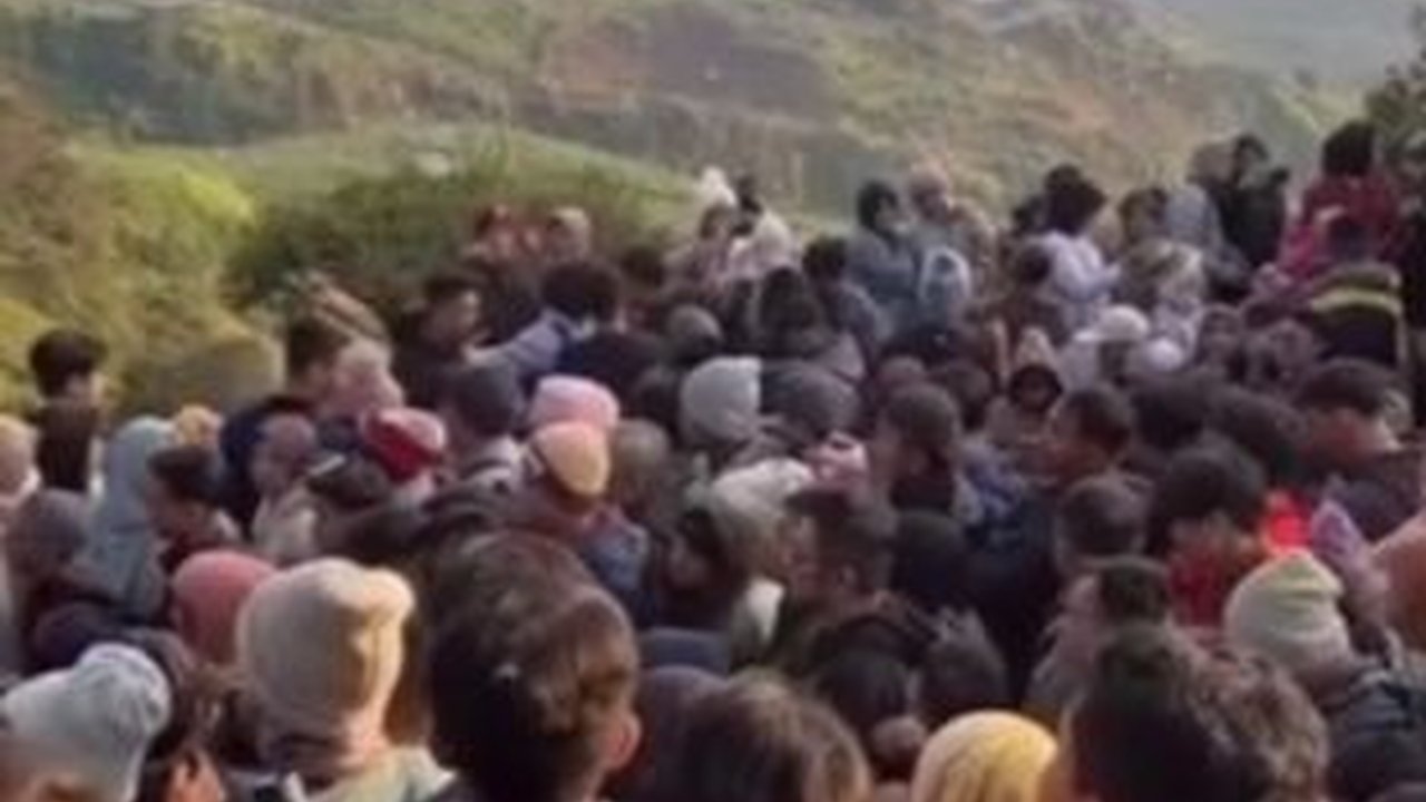 Niat Lihat Lautan Awan Malah Lautan Manusia, Momen Para Wisatawan Ramai Berkunjung ke Dieng Ini Curi Perhatian