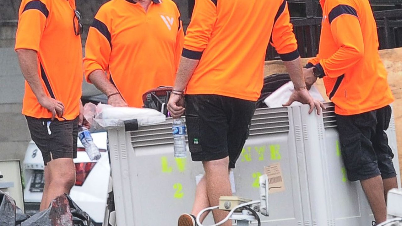 FOTO: Mengintip Persiapan Drone Light Show Saat Malam Tahun Baru di Bundaran HI