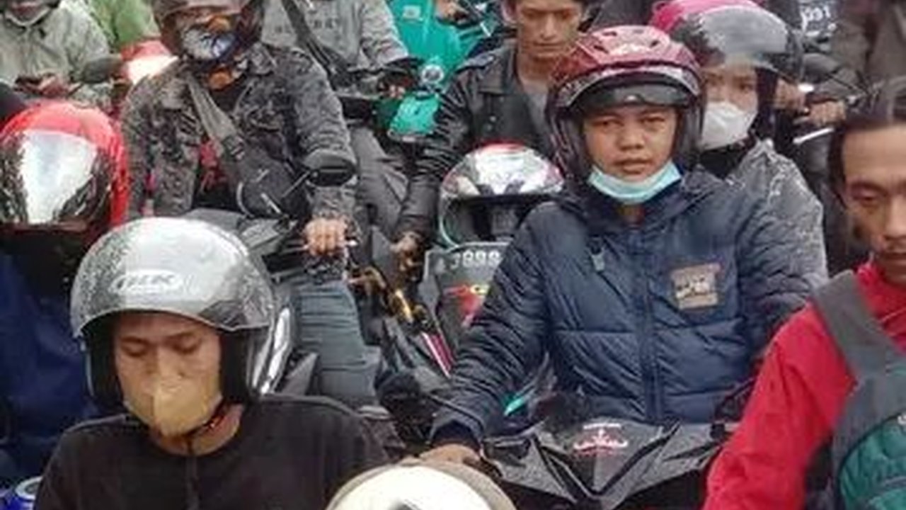 Cerita Warga Jakarta Nikmati 'Terjebak' di Depan Masjid At'Tawun Puncak Selama 3 Jam: Ini Seninya, Bercanda Saja di Mobil
