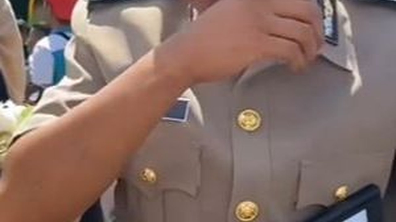 Sukses Menjadi Seorang Polisi, Pria Ini Peluk Foto Sang Ibu yang Telah Tiada Sambil Menangis