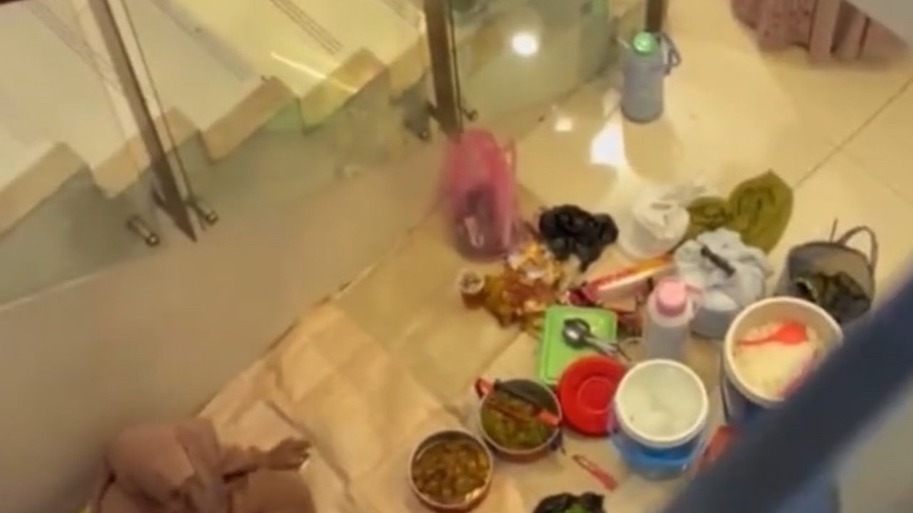 Viral Ibu-Ibu Piknik di Mal Bawa Tikar hingga Makanan, Jadi Sorotan Warganet