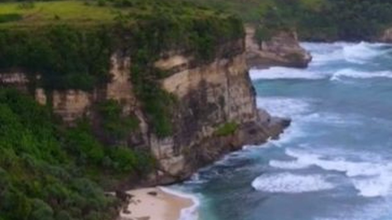 Padukan Pesona Pasir Putih dan Kemegahan Deretan Batuan Karang, Ini Keindahan Pantai Buyutan Pacitan