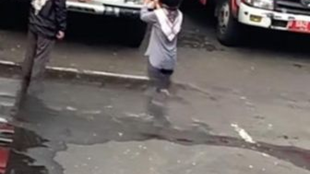 Curi-curi Foto dengan Mobil Damkar, Bocil dan Keluarganya Diizinkan Masuk Petugas, Endingnya Bikin Haru