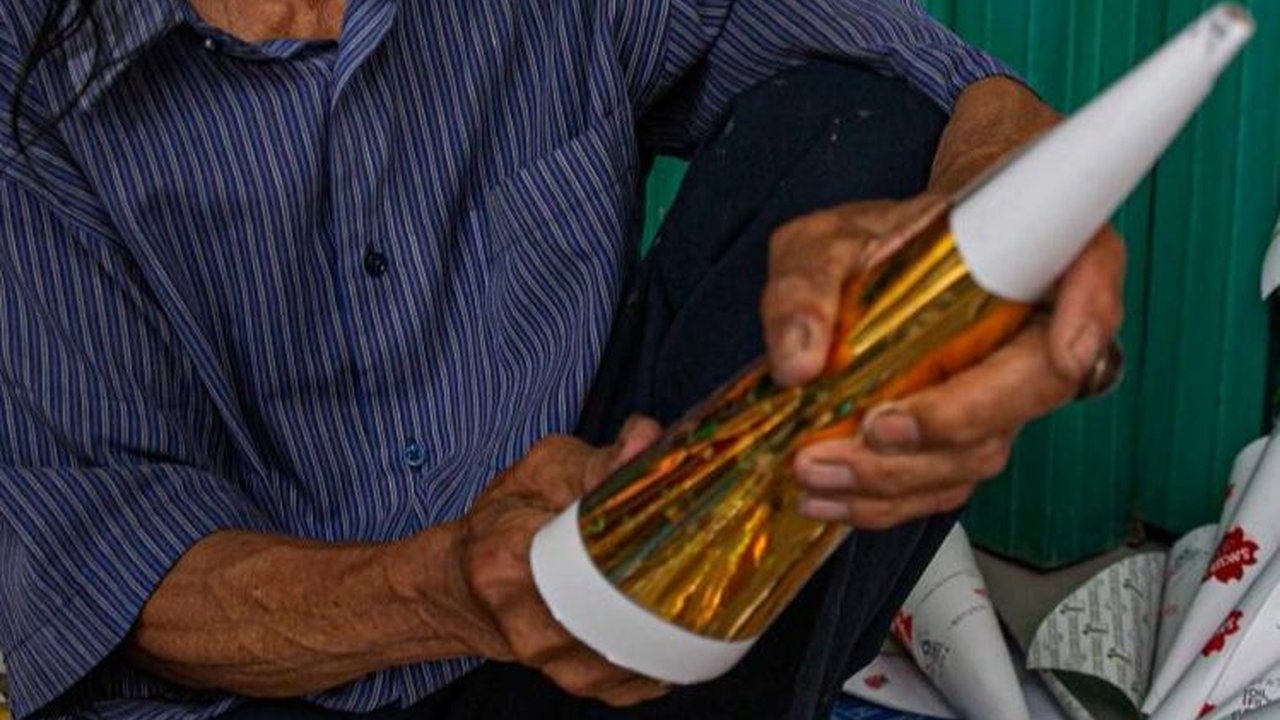 FOTO: Berharap Keberkahan Melimpah dari Penjualan Terompet Tahun Baru yang Mulai Marak