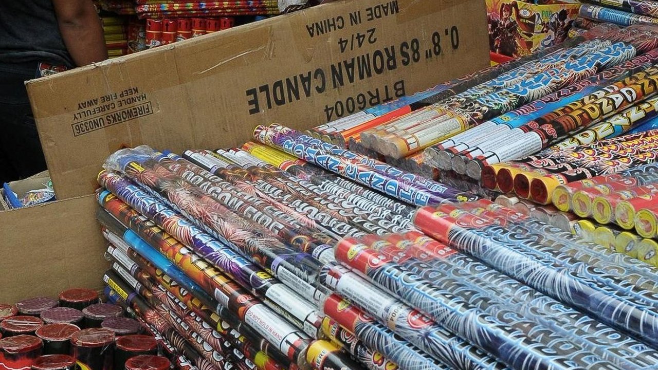 FOTO: Penampakan Pedagang Kembang Api di Pasar Asemka Menjamur Jelang Tahun Baru 2024