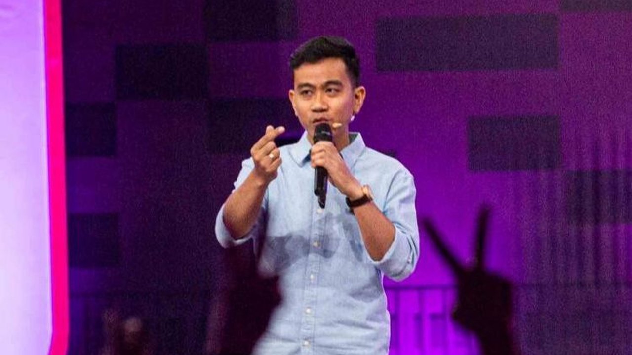 Gibran Bagi-Bagi Ribuan Paket Sembako ke Driver Ojol & Petugas Parkir