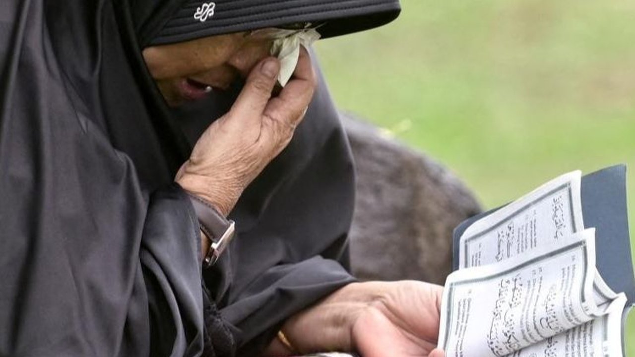 FOTO: Tangis Keluarga Mengenang 19 Tahun Bencana Gempa dan Tsunami Aceh yang Mengguncang Dunia