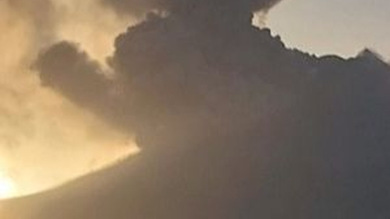 Gunung Lewotobi Flores Timur Erupsi, PVMBG Minta Masyarakat Waspada Gas Beracun