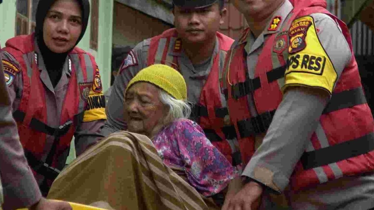 Aksi Heroik Perwira Polisi di Rokan Hulu Evakuasi Nenek Sahar Berusia Hampir Seabad dari Banjir