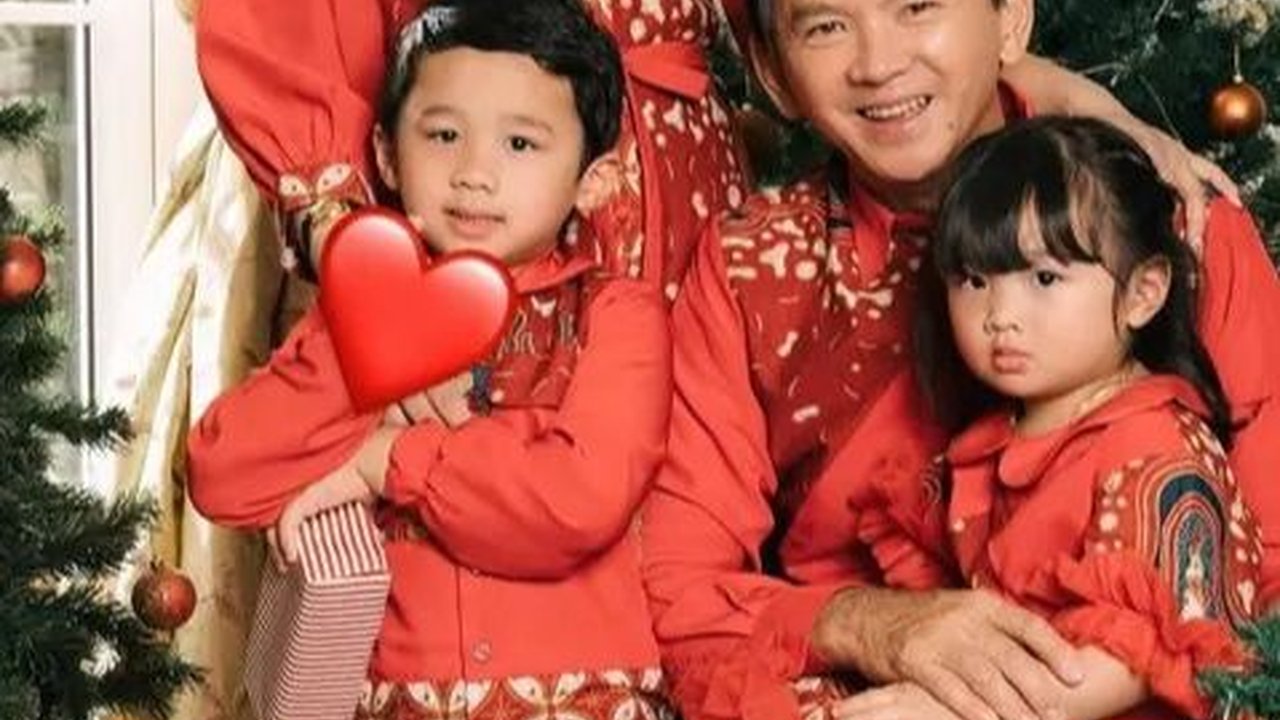 Potret Kompak Ahok dan Puput Nastiti Berbatik Nuansa Merah Rayakan Natal 2023