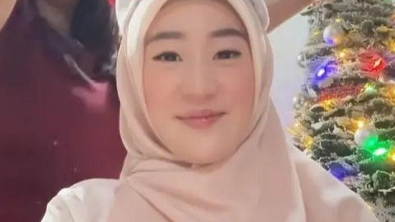 Foto-Foto Harmonis Artis Turut Hadir Rayakan Natal Bareng Keluarga yang Beda Agama