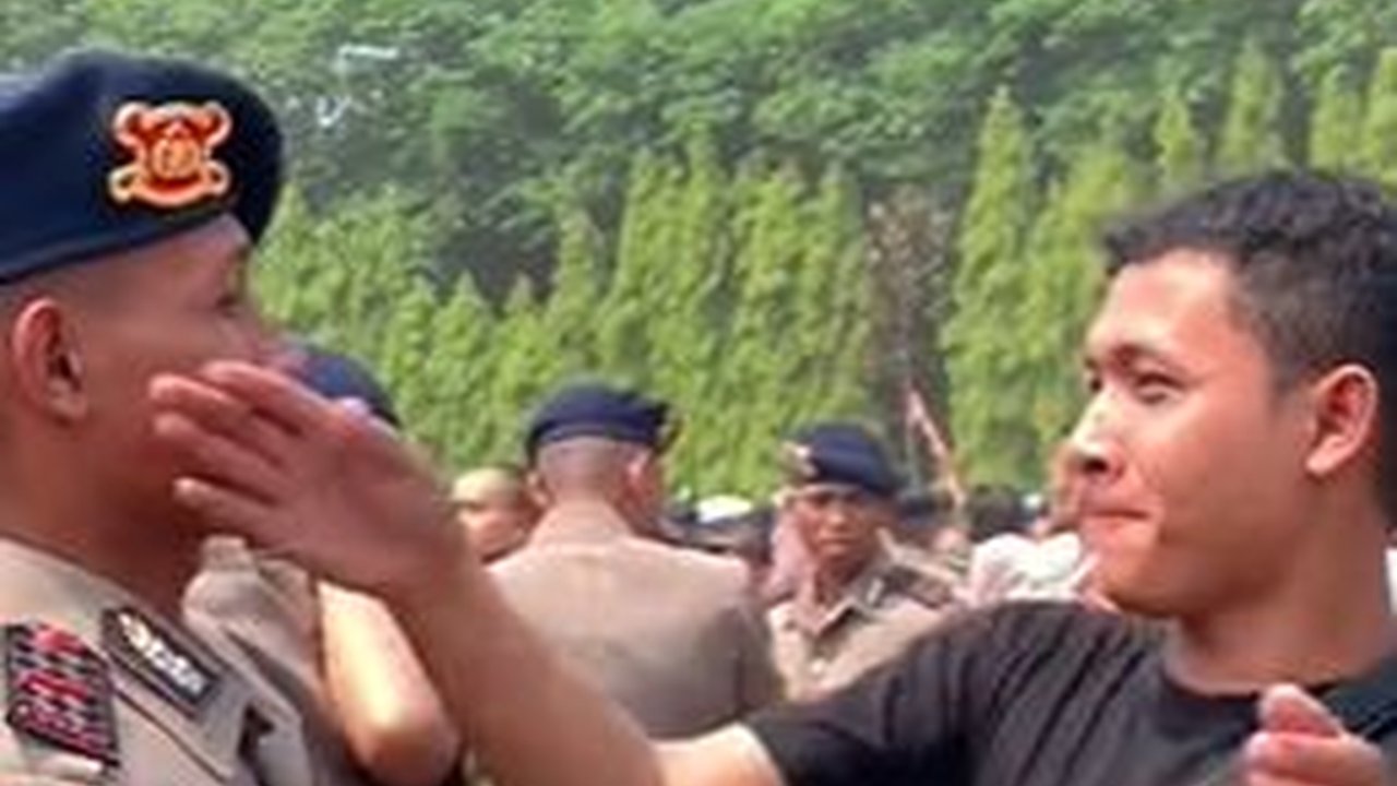 Momen Anggota Brimob Ditampari Adik Polisi Usai Pelantikan, Ternyata Pangkat Sang Kakak di Bawah Kembarannya