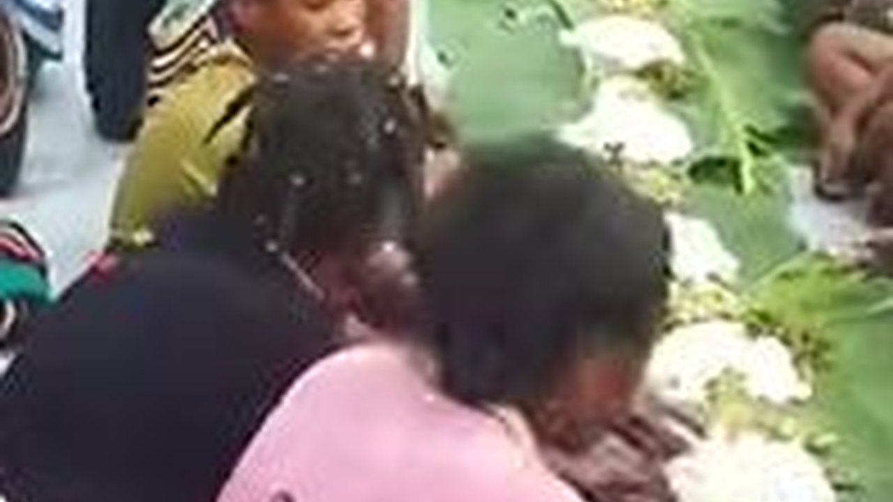 Kompak, TNI dan Warga Papua Rayakan Hari Natal dengan Makan Bersama di Lapangan Pakai Alas Daun