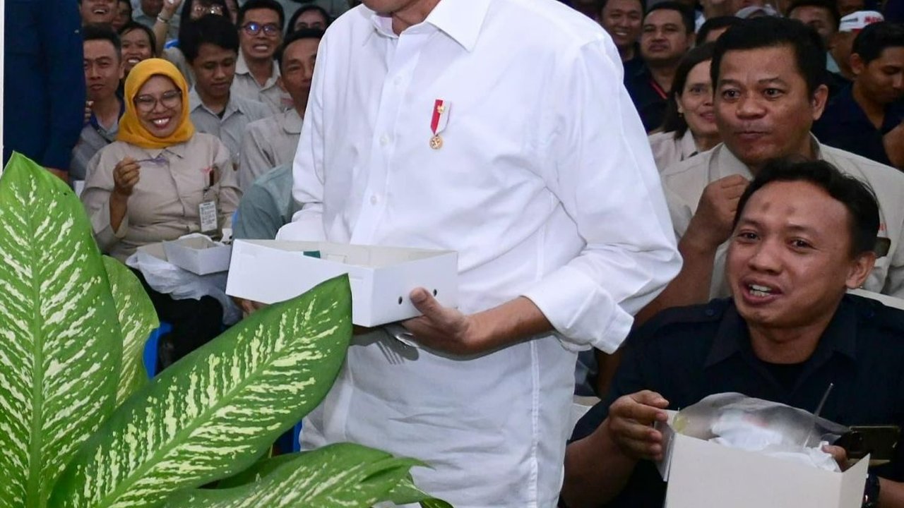 Momen Jokowi Makan Siang Nasi Kotak Bersama Karyawan Pabrik di Sidoarjo