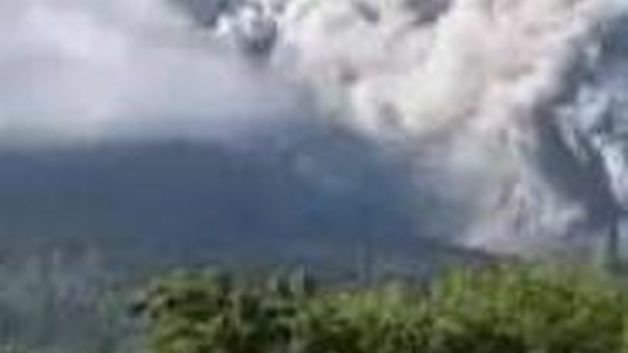 Gunung Lewotobi Laki-Laki Erupsi, Tiga Desa di Flores Timur Tertutup Abu Vulkanik