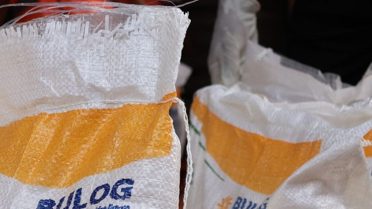 Bulog Pecat Oknum Buruh yang Viral Mempermainkan Beras