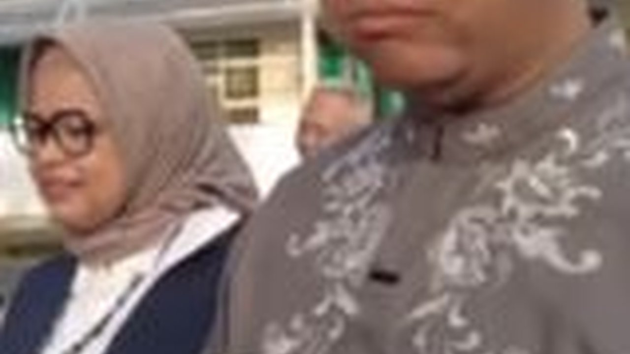 Pulang Kampung Ke Kuningan Jawa Barat, Capres Anies Baswedan Tak Malu Sarapan Serabi Panas di Pinggir Jalan