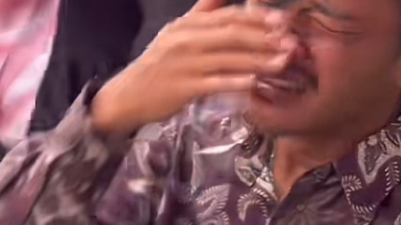 Ditinggal Menikah Lebih Dahulu, Momen Kakak Menangis Tanpa Henti di Pernikahan Adik Ini Viral