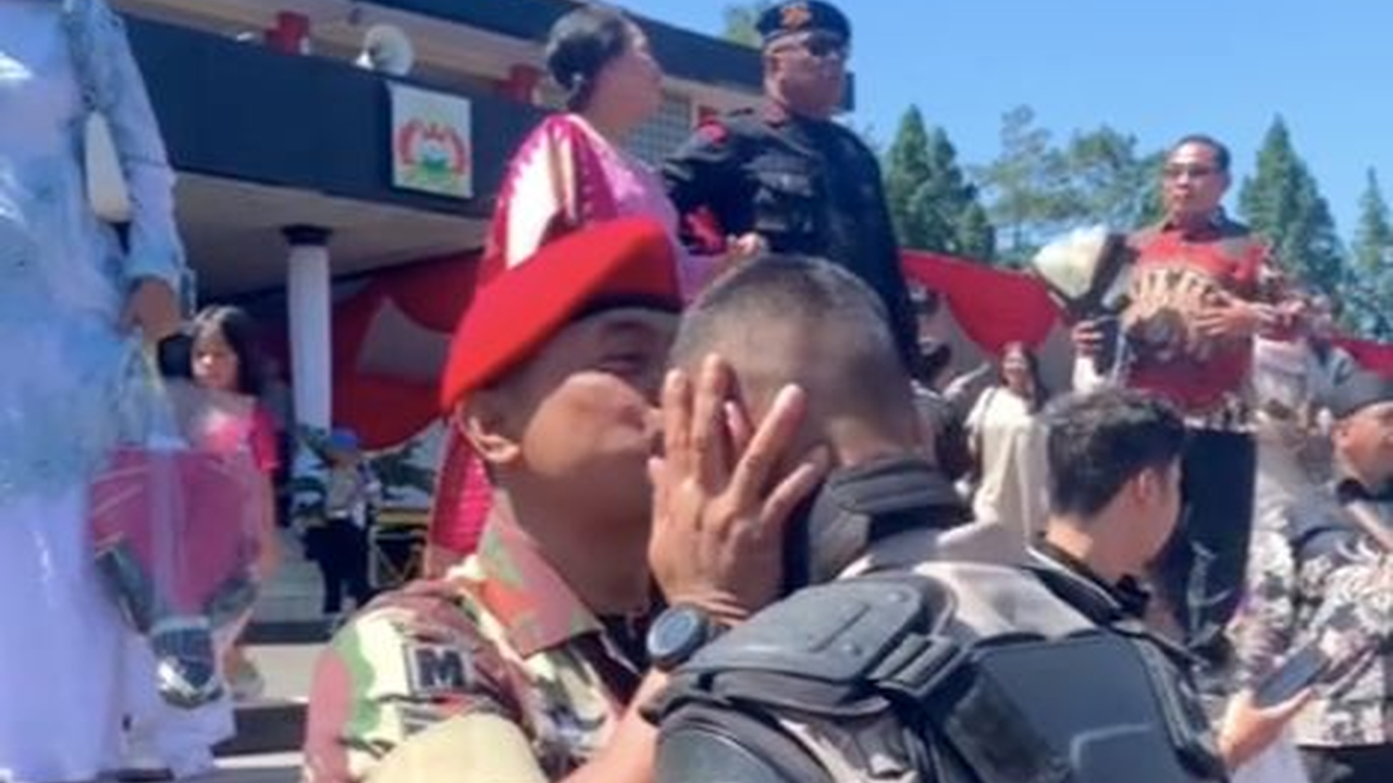 Potret Gagah Anggota Kopassus Hadiri Pelantikan Anak jadi Polisi, Sosoknya jadi Perhatian