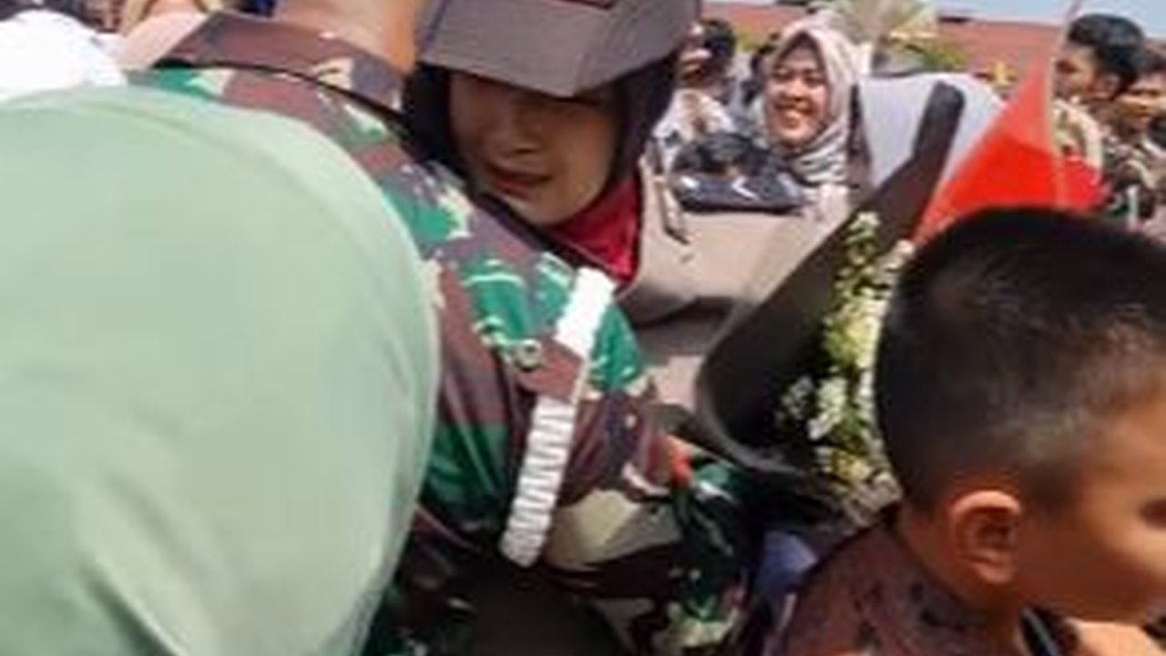 Momen Kopral PM TNI AD Hormat ke Anaknya yang Jadi Polwan, Pangkat Sang Putri Lebih Tinggi dari Ayahnya