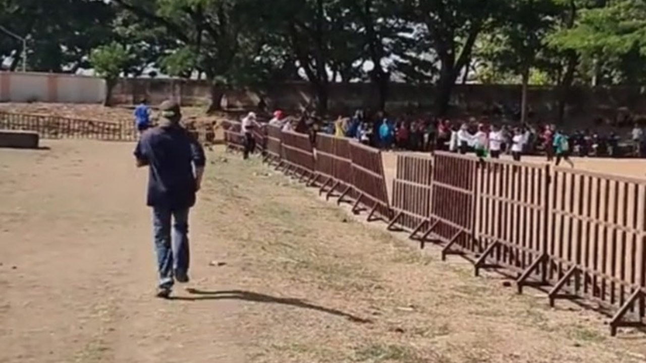 Anak Lomba Lari, Aksi Ayah Ikut Lari Keliling Lapangan Temani Buah Hati Ini Tuai Haru