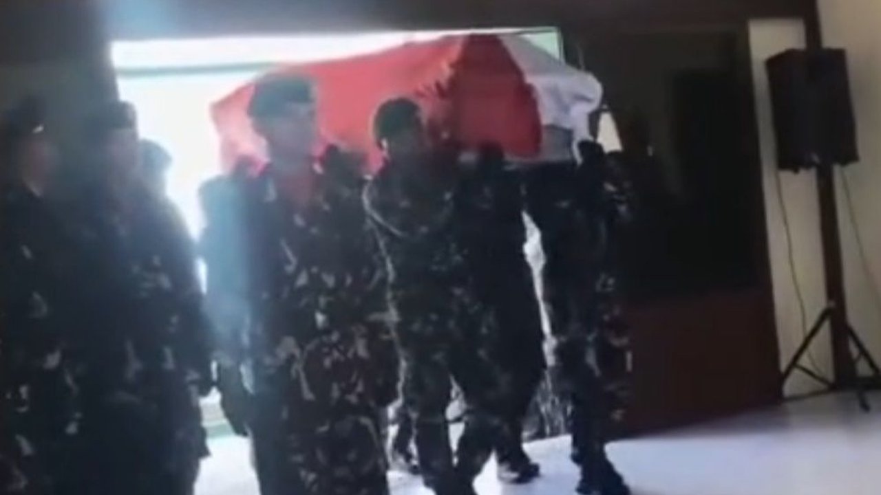 Momen Haru Persemayaman Kopda Hendrianto Korban Gugur Diserang KKB, Tangis Istri Pecah Sembari Peluki Peti Jenazah
