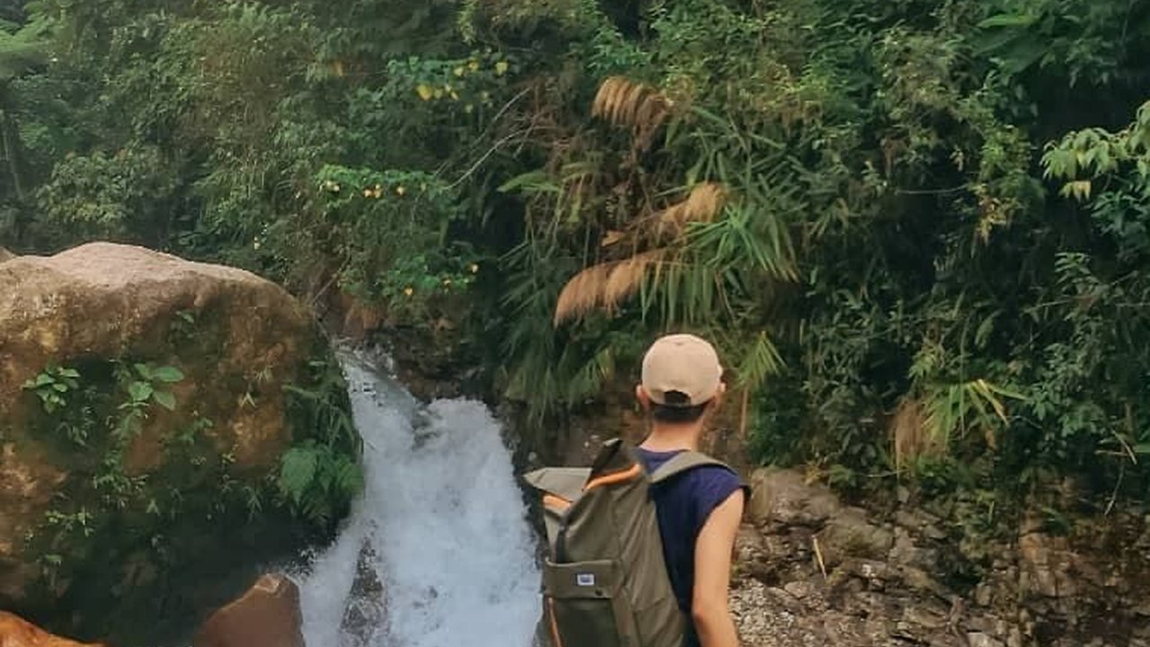 Mengunjungi Segarnya Curug Leuwi Batok di Bogor, Jernih Airnya Kebangetan