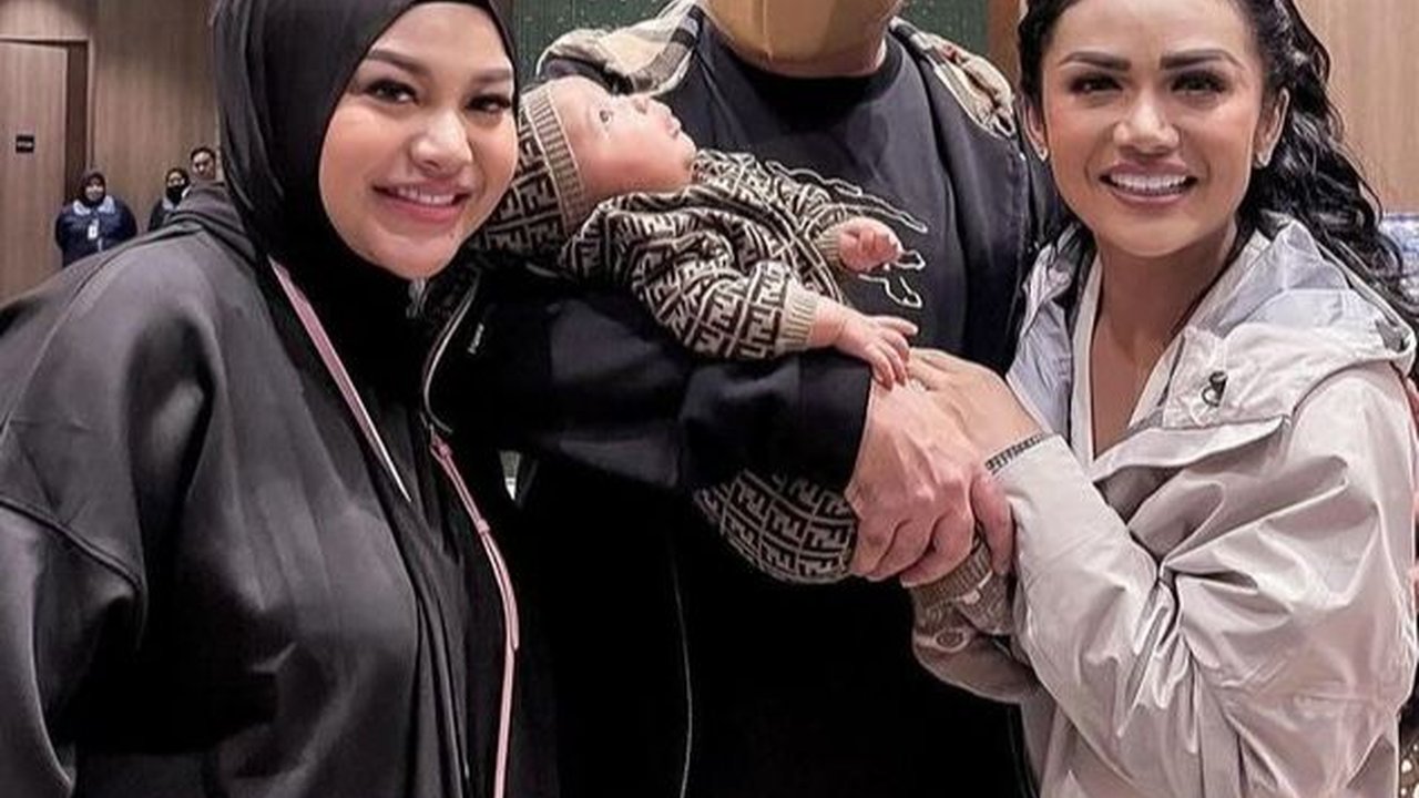 Foto Raul Lemos Gendong Baby Azura untuk Pertama Kali