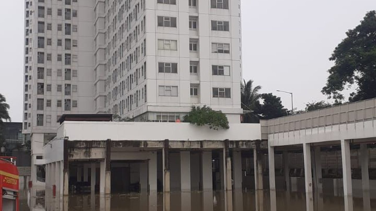 Basemen Apartemen Serpong Garden Kebanjiran, Puluhan Mobil Terendam
