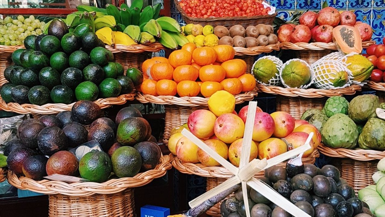 8 Buah Kaya Serat yang Baik untuk Kesehatan Pencernaan, Pilih yang Tepat