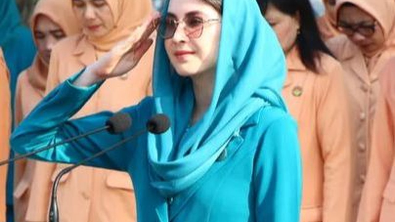 Foto-Foto Arumi Bachsin Sebagai Inspektur Upacara, Gaya Hijabnya jadi Sorotan Netizen