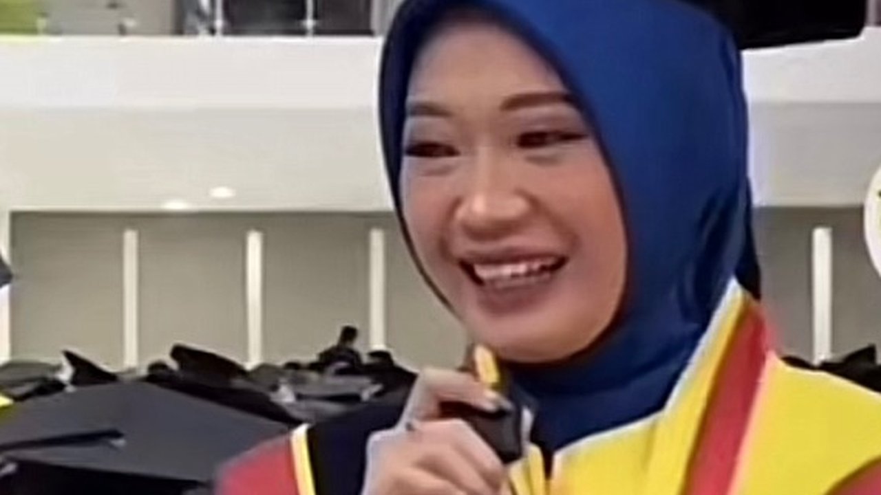 Viral Wanita Umur 25 Tahun Ini Dikira Baru Lulus S1, Ternyata Wisuda S3
