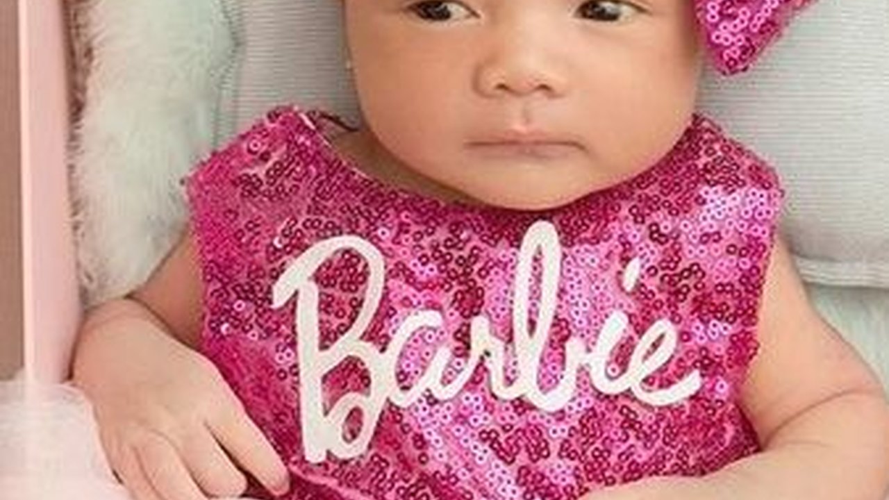 Makin Cantik dan Menggemaskan, Intip Potret Terbaru Azura Anak Aurel dan Atta - Anteng Digendong Raul Lemos