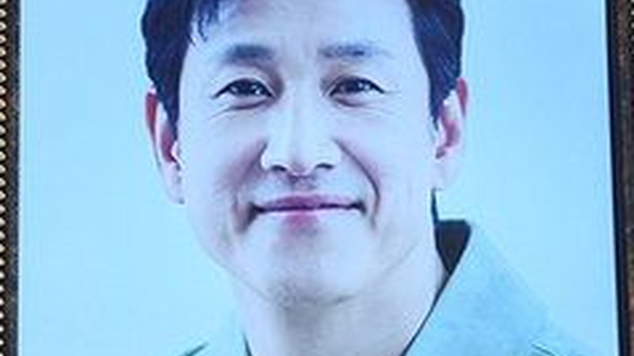 Dihiasi Foto Senyum Mendiang dan Bunga-Bunga Cantik, Begini Suasana Tempat Persemayaman Lee Sun Kyun