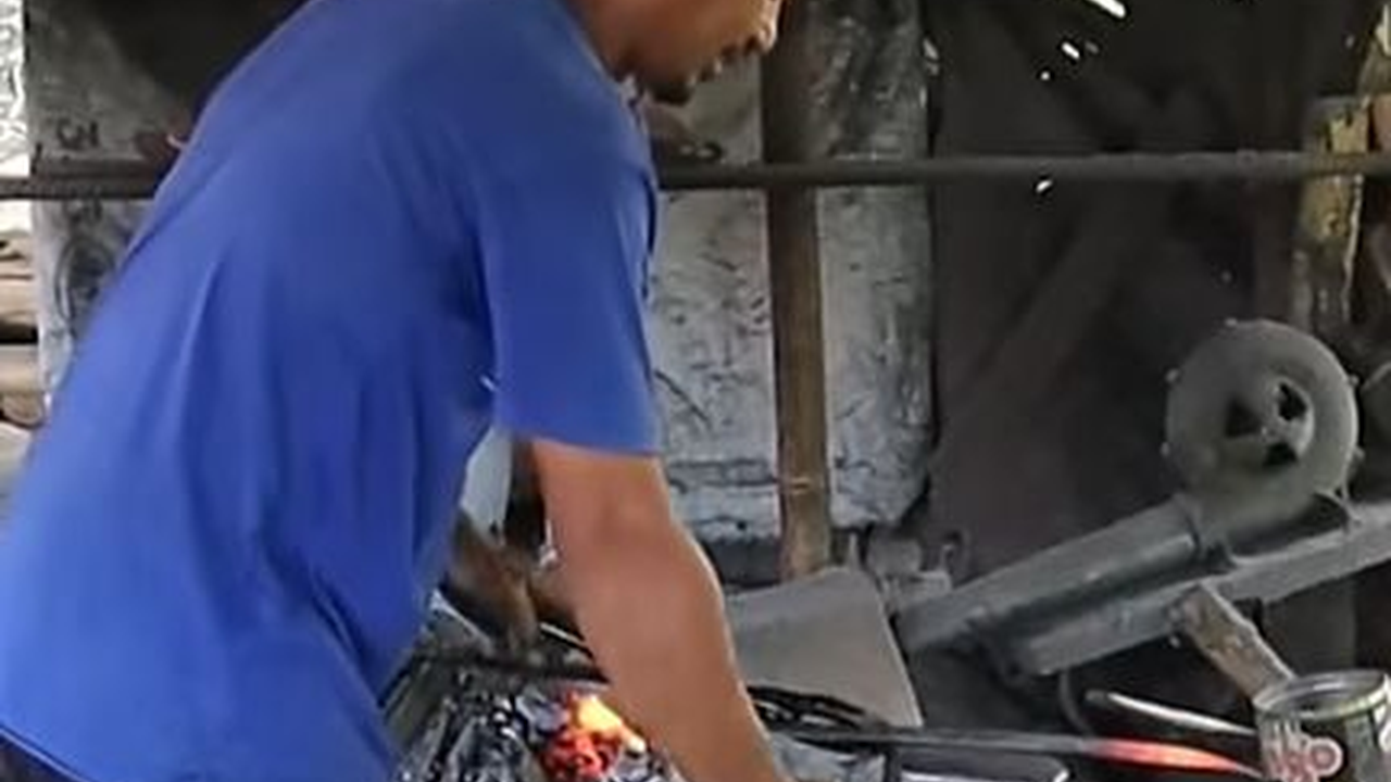 Mengunjungi Kampung Pandai Besi di Cipari, Ciptakan Golok Unggul secara Tradisional