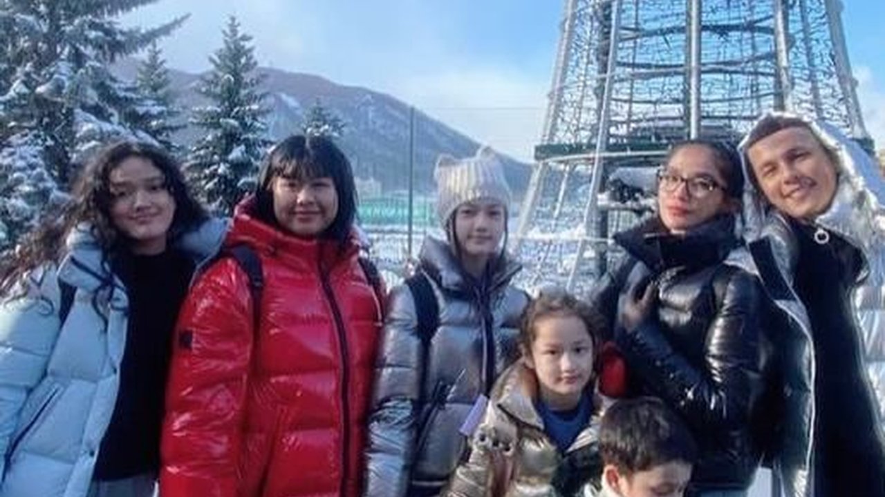 Keluarga Good Looking, Potret Ussy Sulistiawaty Bareng Suami dan Anak Asyik Main Salju di Jepang