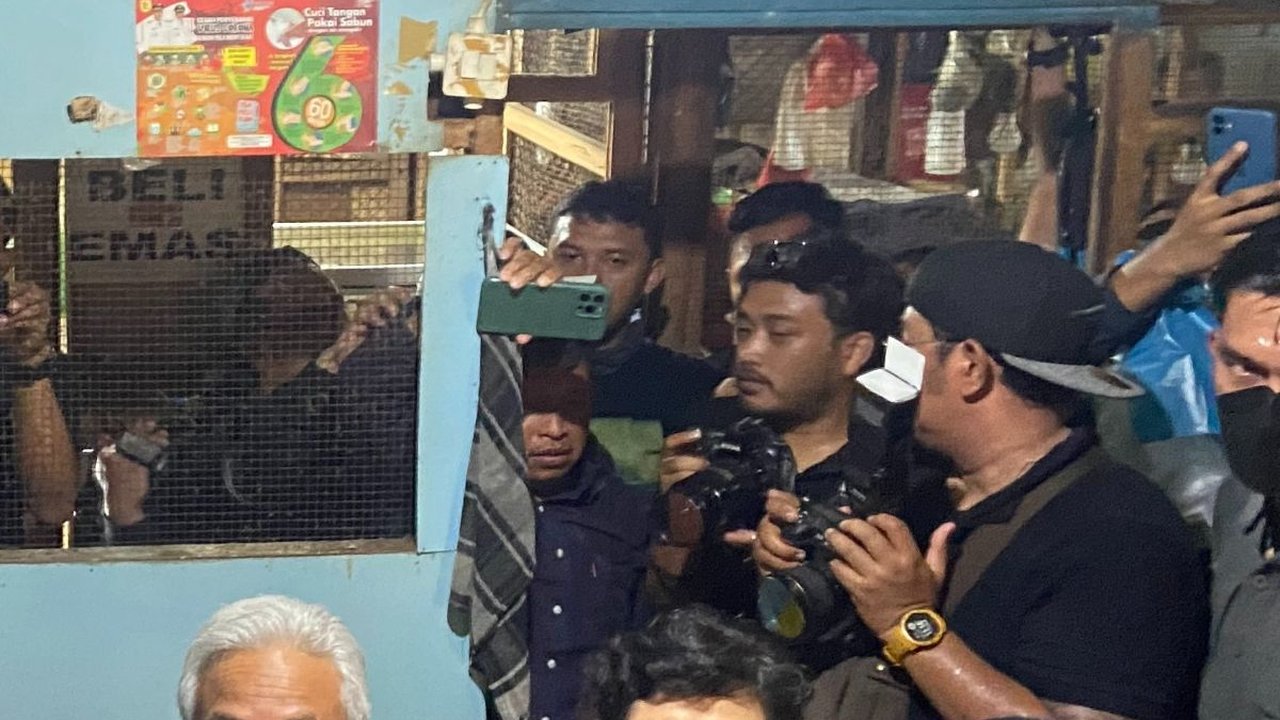 Sambangi Pasar Kota Wonogiri, Ganjar Dicium Ibu-Ibu Pedagang